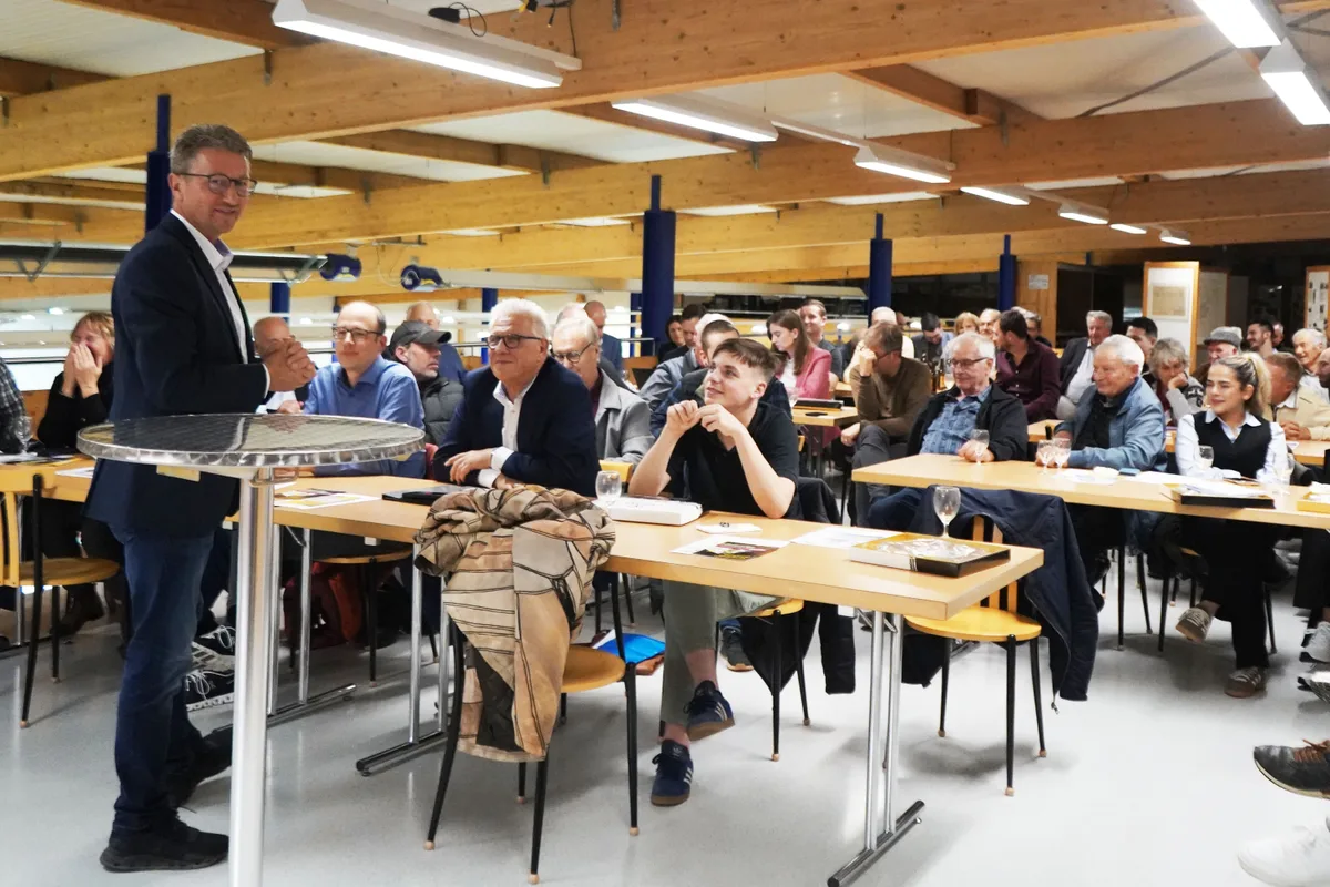 Verleihung Bachtelpreis Ueli Maurer.